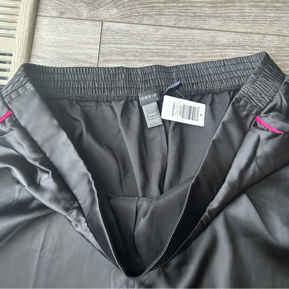 NWT Torrid Wide Leg Satin High  Rise Pant in Deep Black - Picture 9 of 13